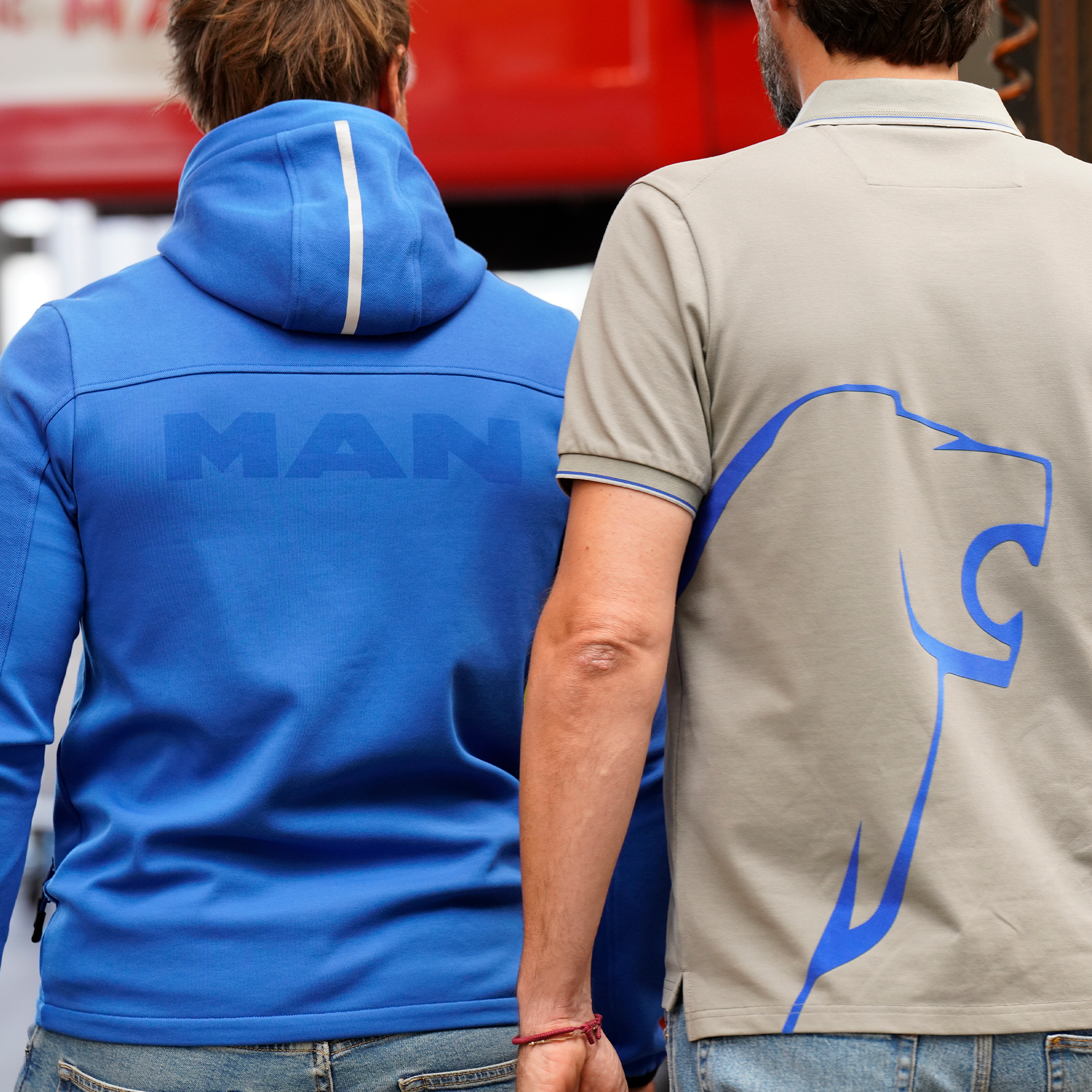 Vue de dos de la veste sweat à capuche MAN bleue, logo ton sur ton et bande réfléchissante